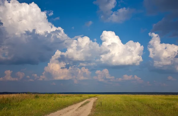 Αγροτικός Δρόμος Μέσα Από Πεδίο Κάτω Από Σύννεφο Καλοκαίρι — Φωτογραφία Αρχείου