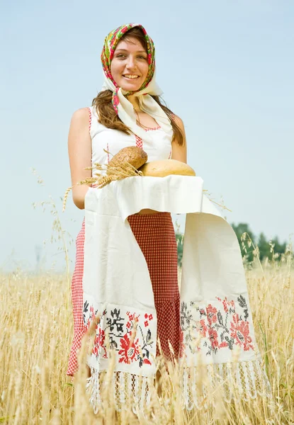 Girl with bread at field — Stock Photo, Image