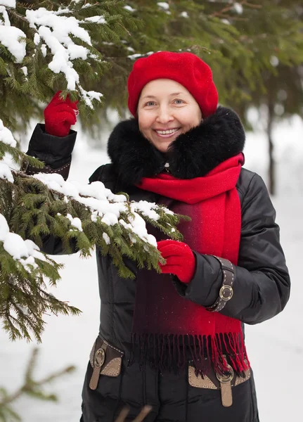 Πορτρέτο Των Ώριμη Γυναίκα Στο Πάρκο Του Χειμώνα — Φωτογραφία Αρχείου