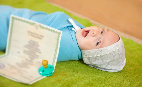Bebé con el certificado de nacimiento — Stockfoto