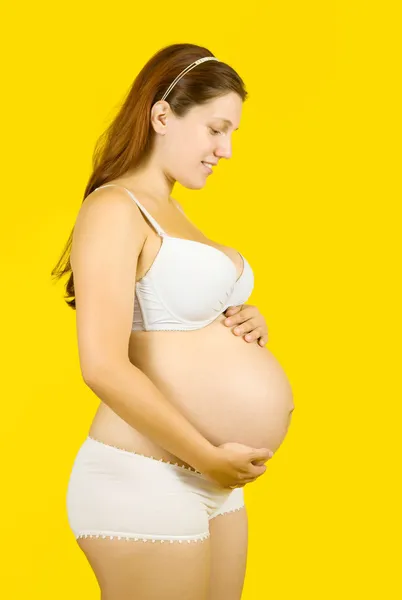 Mulher bonita segurando barriga grávida — Fotografia de Stock