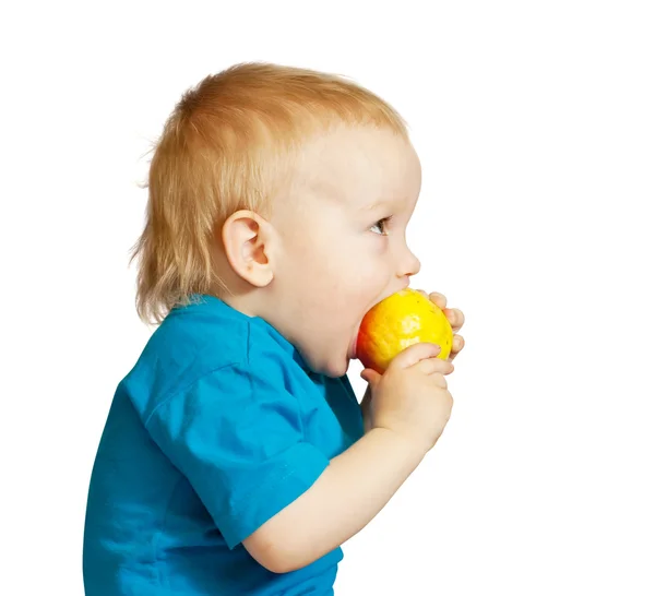 Junge isst Birne — Stockfoto