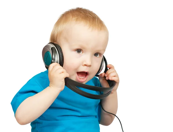 Маленький хлопчик слухає музику — стокове фото