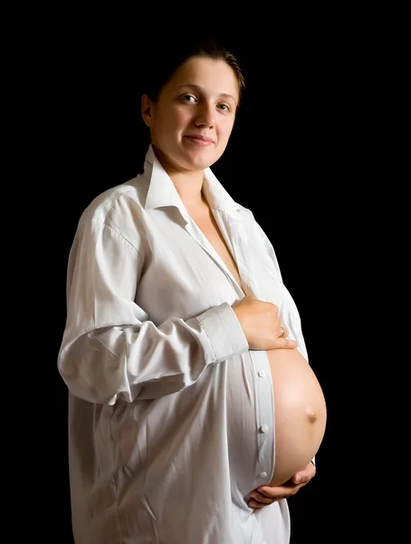 Πορτρέτο Της Εγκύου Στο Άσπρο Πουκάμισο Πάνω Από Μαύρο — Φωτογραφία Αρχείου