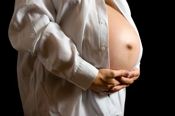 9 hónapos terhes nő hasa — Stock Fotó