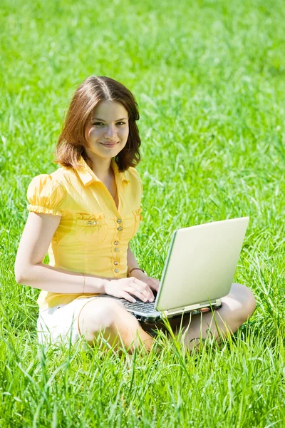 Flicka som arbetar med laptop — Stockfoto