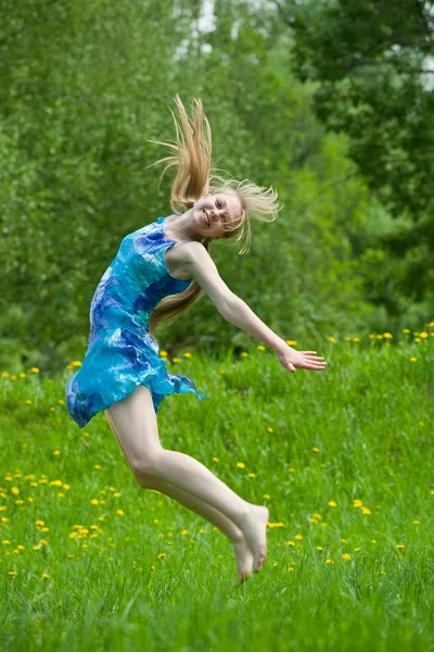 Springen Langharige Tiener Meisje Tegen Natuur — Stockfoto