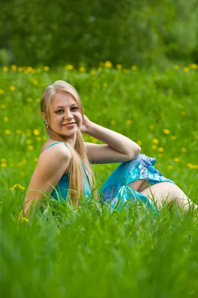 Blond meisje in gras — Stockfoto