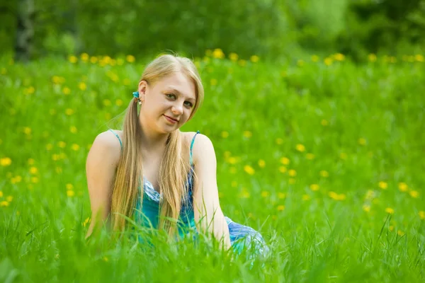 Souriante fille dans l'herbe — Photo