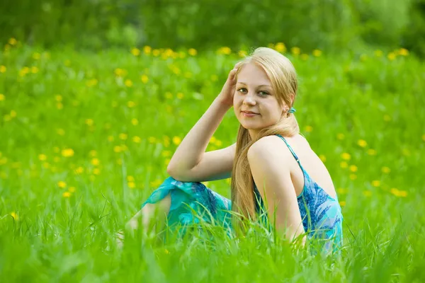 甜美长发女孩在草地上休息 — 图库照片