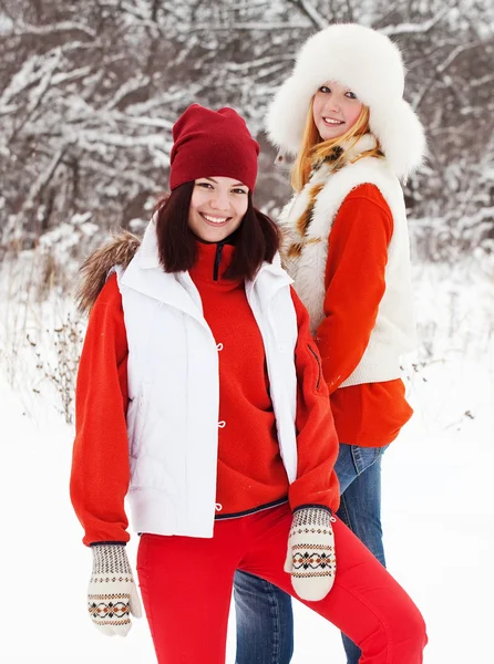 Usměvavá děvčata v zimě — Stock fotografie