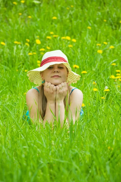 Meisje ontspannen in gras buiten — Stockfoto