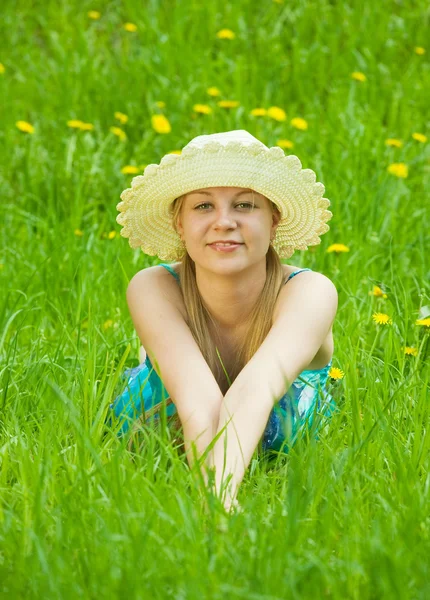 Chica en sombrero en el prado —  Fotos de Stock