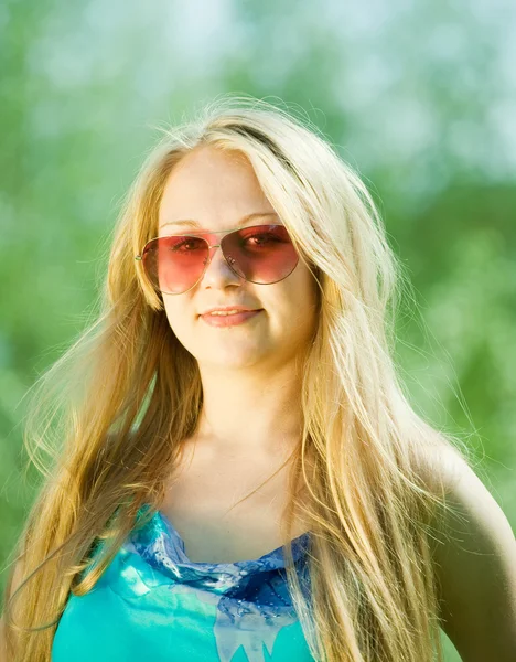年轻女子戴着太阳镜反对自然 — 图库照片