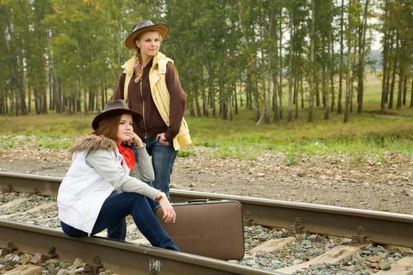 Meninas andando ao longo da estrada de ferro — Fotografia de Stock