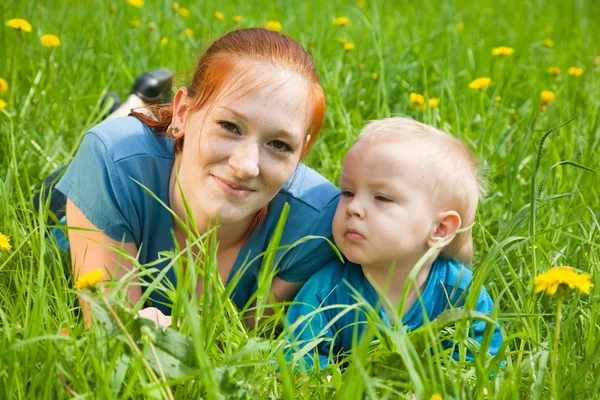 Moeder Zoon Opleggen Aan Het Groene Gras — Stockfoto