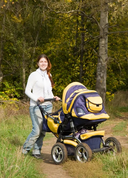 Glückliche Mutter Läuft Mit Kinderwagen Park — Stockfoto