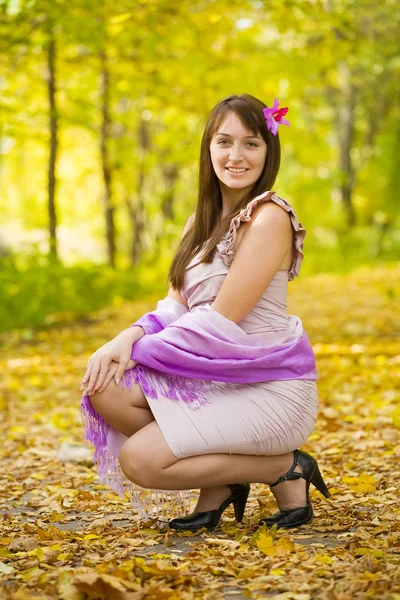Красивая Молодая Женщина Наслаждается Осенью — стоковое фото