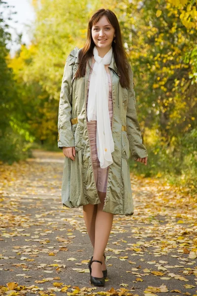 Дівчина ходить восени — стокове фото