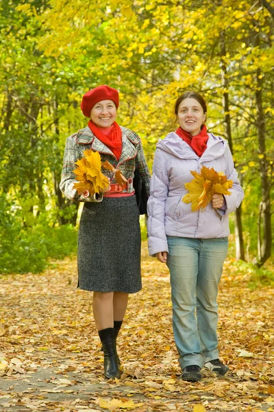 Mother with adult daughter in autumn — Stock Photo, Image