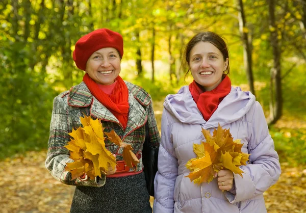 Matka z córka dorosły jesienią — Zdjęcie stockowe