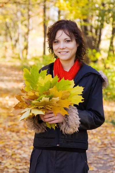 Портрет Красивой Девушки Пальто Осеннем Парке — стоковое фото