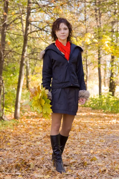 Красивая Девушка Пальто Выходит Улицу Осенью — стоковое фото