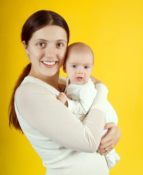 Ευτυχισμένη Μητέρα Μήνες Μωρό Κίτρινο Φόντο — Φωτογραφία Αρχείου