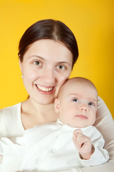 Νεαρή Ευτυχής Όμορφη Μητέρα Μωρό Της Λίγο Κίτρινο Φόντο — Φωτογραφία Αρχείου