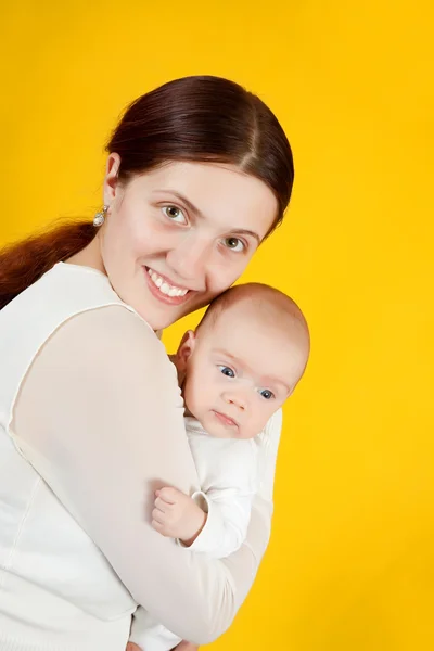 Mãe Feliz Com Sua Filhinha Sobre Fundo Amarelo — Fotografia de Stock