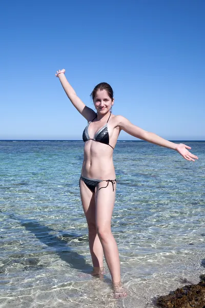 Chica de belleza disfrutando de la playa —  Fotos de Stock