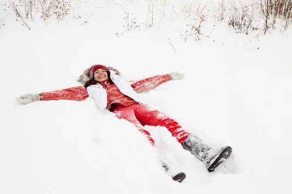 Γυναίκα κείτονταν στο χιόνι — Φωτογραφία Αρχείου