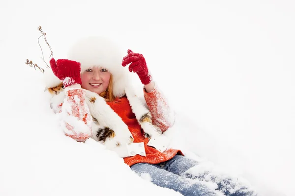 Chica acostada en la nieve — Foto de Stock