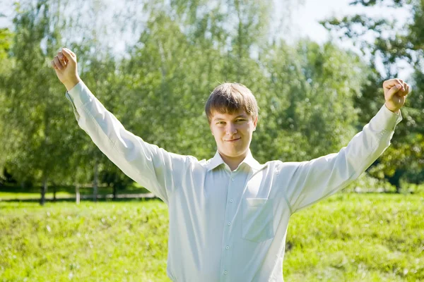 Щасливий Молодий Чоловік Позує Проти Літнього Парку — стокове фото
