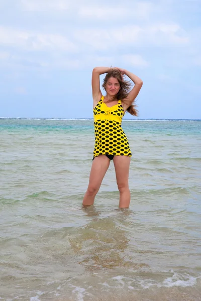 Schönheit Langhaarige Mädchen Gelbem Kleid Auf See Welle — Stockfoto