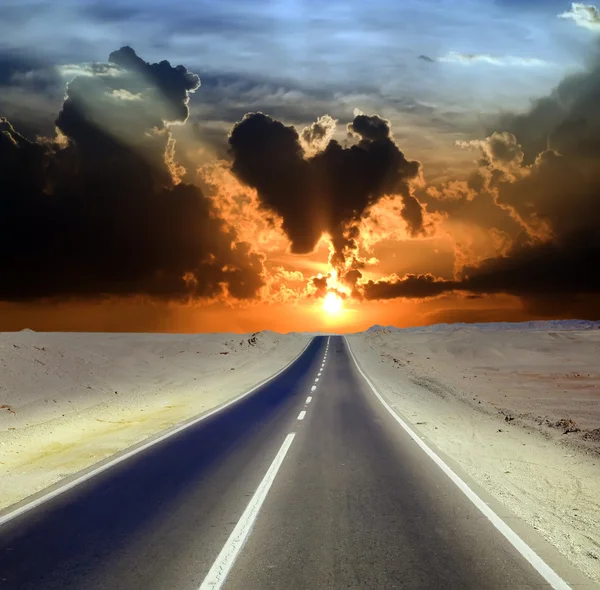 Δρόμο Μέσα Από Τοπίο Ερήμων Κάτω Από Συννεφιά — Φωτογραφία Αρχείου