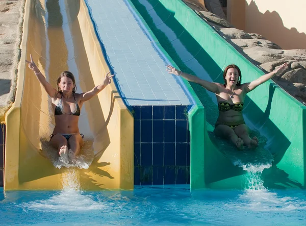 Lányok Medence Csúszdával Aquapark — Stock Fotó