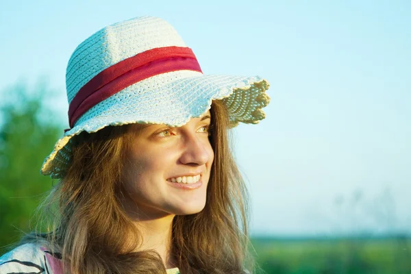 Retrato Una Bonita Adolescente Con Sombrero — Foto de Stock