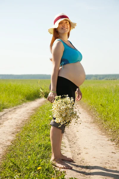 Hamile kadın yaz çayır — Stok fotoğraf