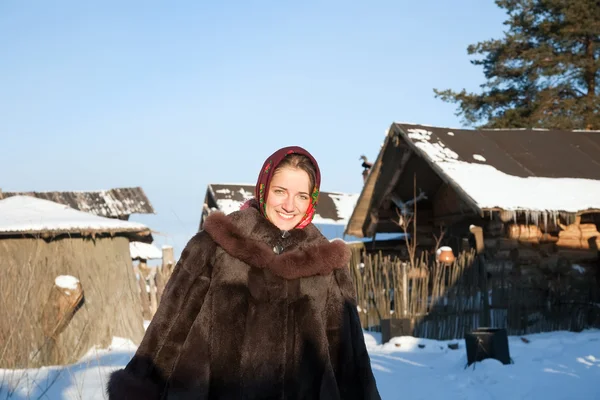 Dziewczyna Rosyjski Tradycyjne Stroje Przeciwko Wiejski Krajobraz Zimowy — Zdjęcie stockowe