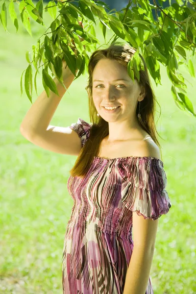 Flicka nära willow tree — Stockfoto