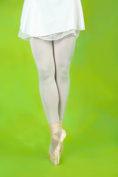 Dansare Balettskor Dans Pointe Över Grön — Stockfoto