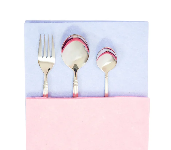 银色的勺子和叉子 涵盖的漂亮的粉红色餐巾纸 — 图库照片