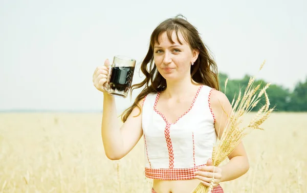Meisje met bier en tarwe oren — Stockfoto