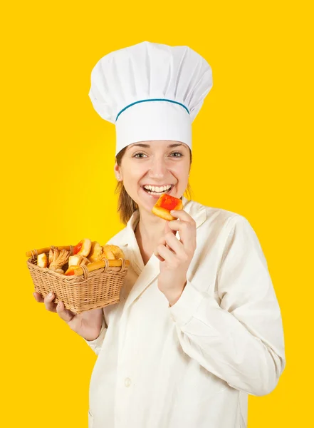 Köchin isst leckeres Gebäck — Stockfoto