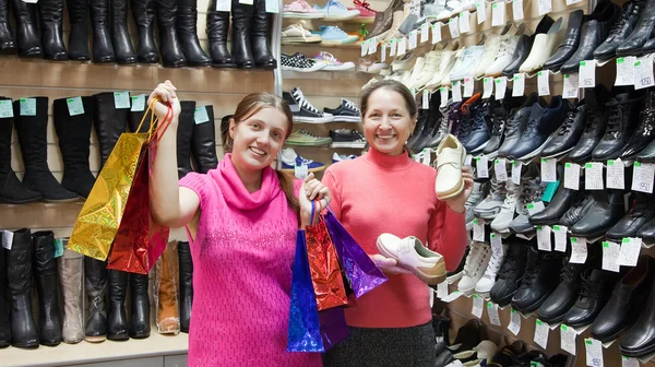 Две женщины делают покупки в магазине — стоковое фото