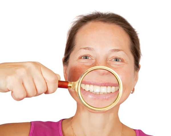 Zuby zralá žena prostřednictvím programu Lupa — Stock fotografie