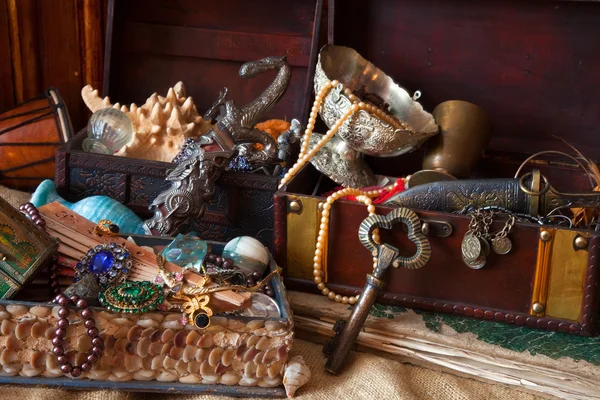 Troncos de tesoros vintage con joyas antiguas — Foto de Stock