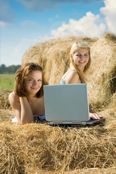 Dívky s notebookem ve farmě — Stock fotografie