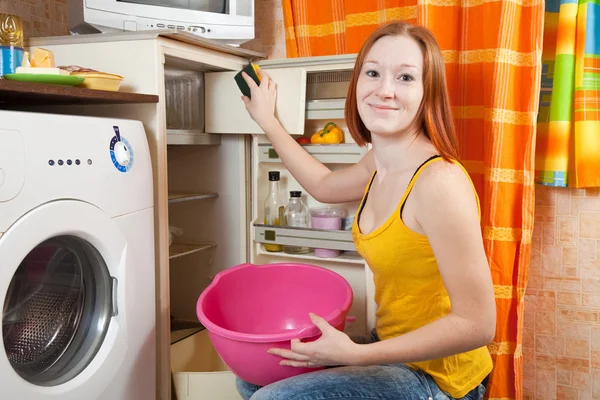 Vrouw reiniging van de koelkast — Stockfoto